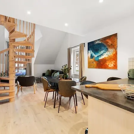 New! Well Eqipped Three Bedroom Penthouse! *